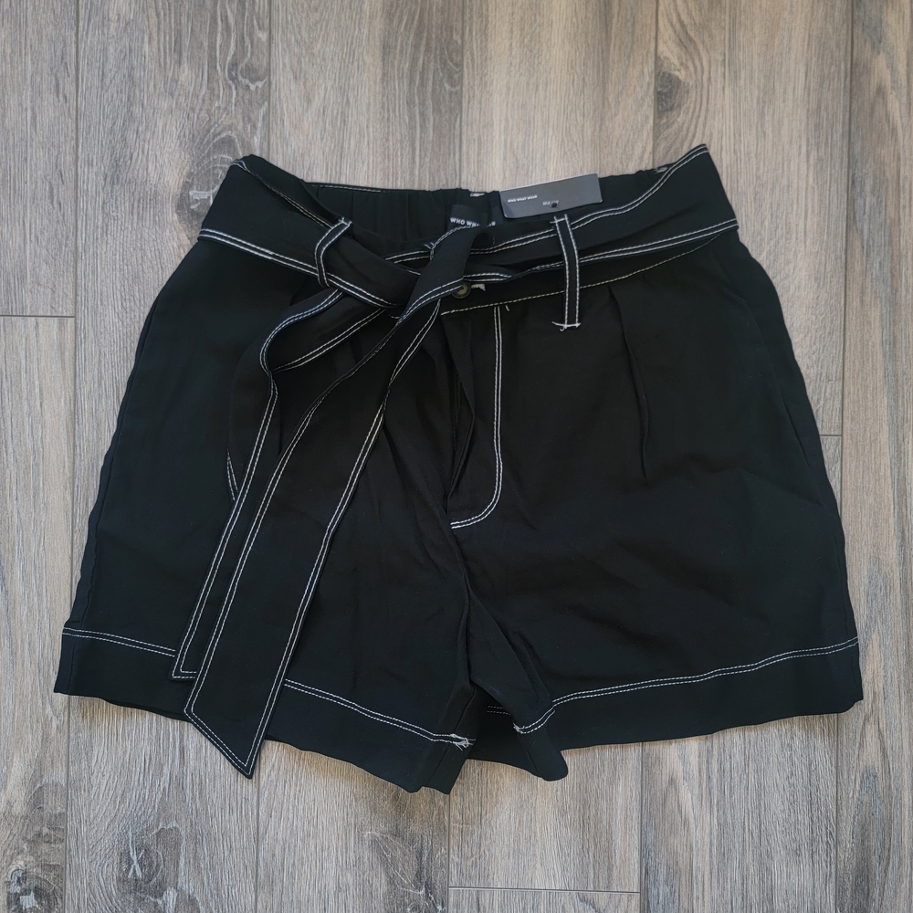 Black Constrast Stitch Midrise Shorts with Belt